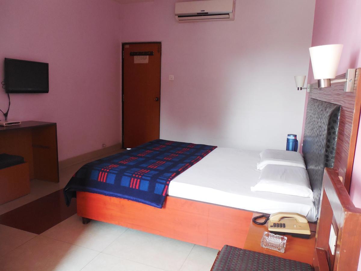Hotel Silver Springs Ahmedabad Eksteriør bilde