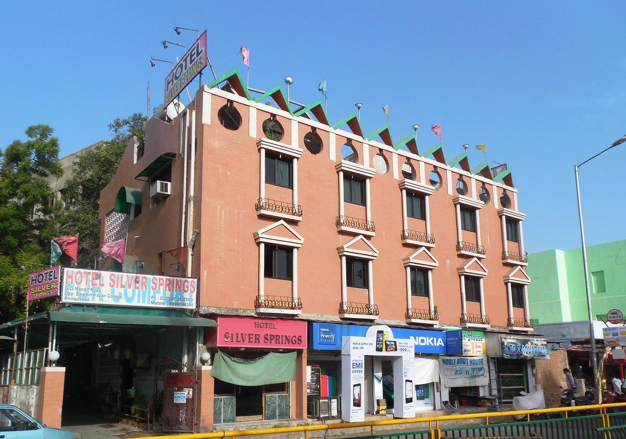Hotel Silver Springs Ahmedabad Eksteriør bilde